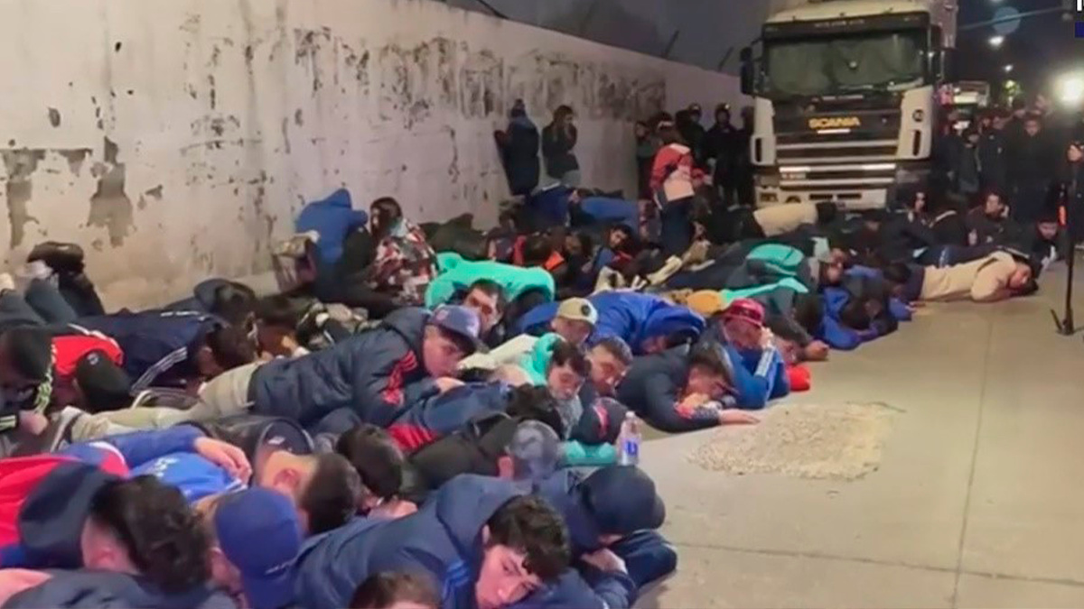 Son más de 100: Revelan las identidades de los hinchas de la U de Chile detenidos en Argentina