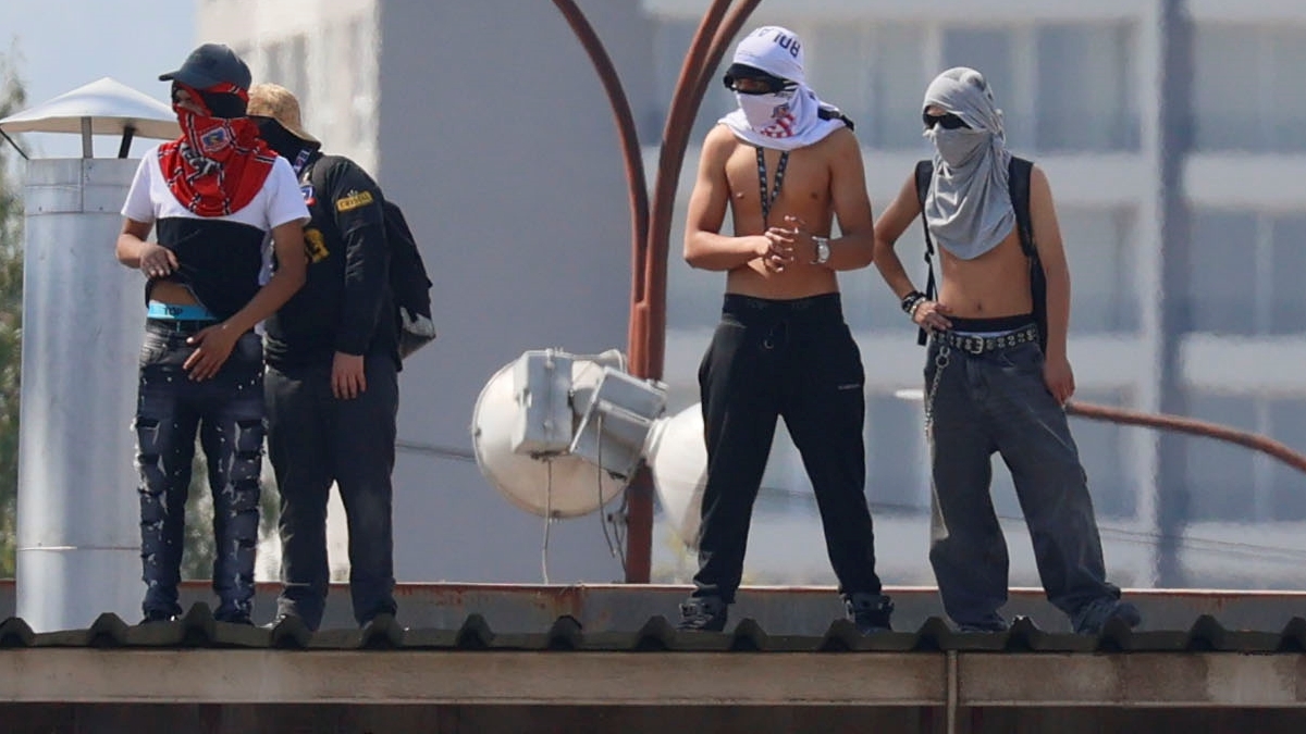 Hinchas de Colo Colo apuñalaron a chofer de micro: lo que se sabe del violento episodio previo al clásico