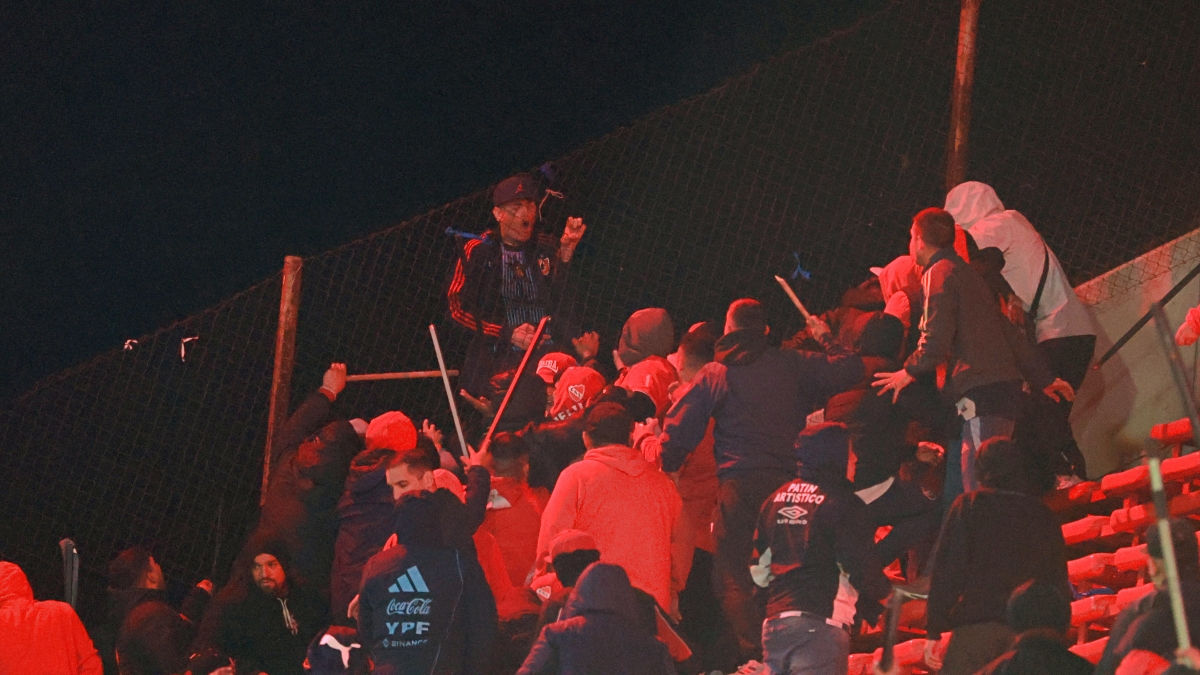 El misterioso vuelco con los hinchas de Independiente que golpearon a los de la U de Chile