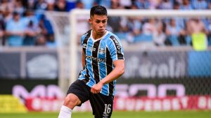 De suplente a héroe: Alexander Aravena selló triunfo de Gremio con un golazo