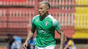 La INUSUAL agresión que sufrió Eduardo Vargas en su primer clásico de colonias