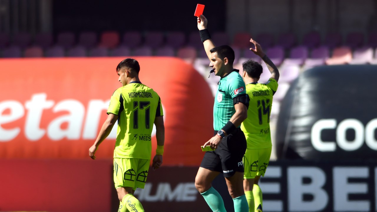 Imágenes exponen error arbitral: la prueba con que la U de Chile apelará la expulsión de Hormazábal