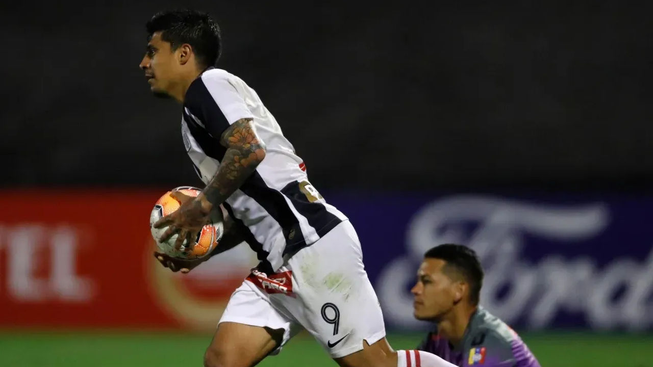 El podio de futbolistas chilenos que vistieron la camiseta de Alianza Lima