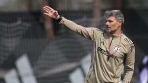 Emblema de Colo Colo le deja tarea a Fernando Ortiz: “Que haga jugar a juveniles de verdad”