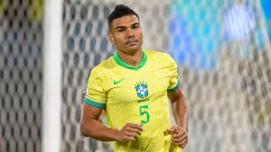 El árbitro y el VAR perjudican a Chile: Alevosa agresión de Casemiro y no lo expulsan