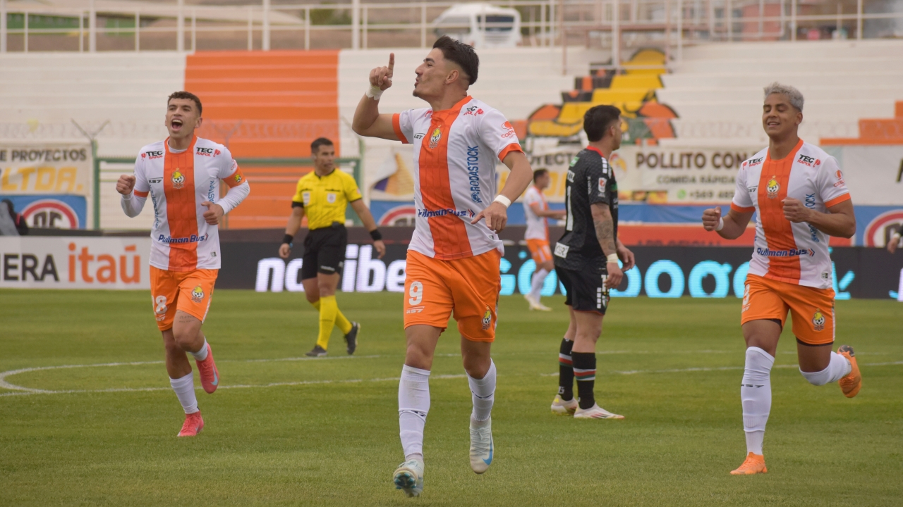 Cobresal sorprende a Palestino y mete presión en la parte alta