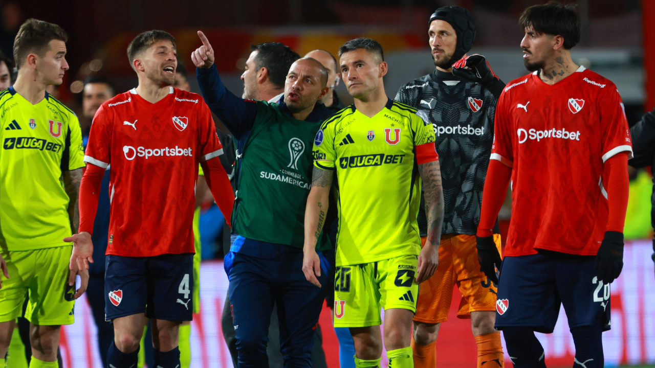 Dirigente argentino acusó a hinchas de U de Chile y Colo Colo tras fallo Conmebol