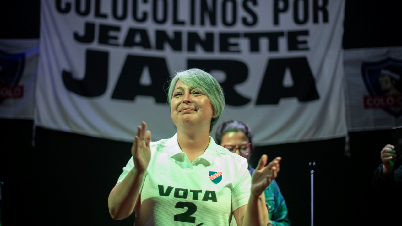 La inesperada arenga de la candidata presidencial Jeannette Jara con hinchas de Colo Colo