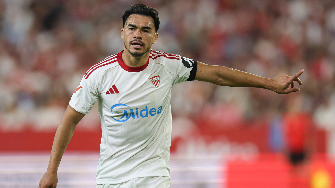 La tarde más gris de Suazo: medios lo culpan de la debacle del Sevilla