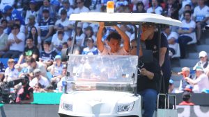 Una baja que puede doler: Cristian Cuevas salió lesionado en el Clásico Universitario