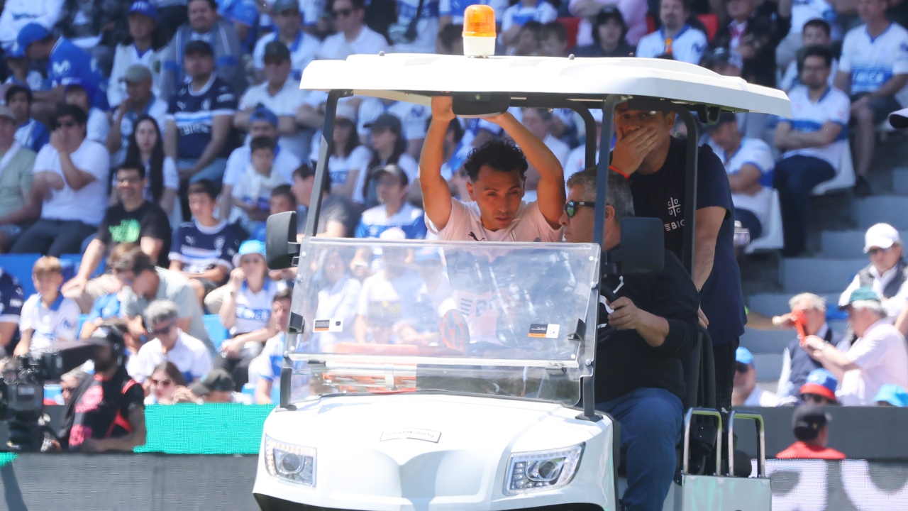 Una baja que puede doler: Cristian Cuevas salió lesionado en el Clásico Universitario