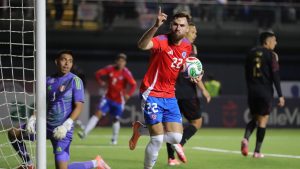 Chile salvó el honor: se impuso en la agonía a Perú