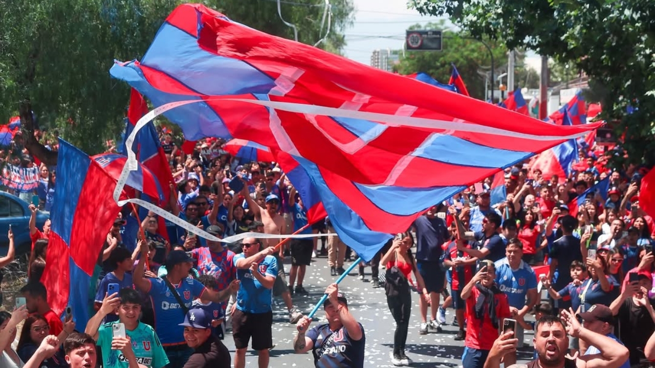 ¡Emoción total! Hinchas de la U de Chile sorprenden con inesperado gesto tras eliminación