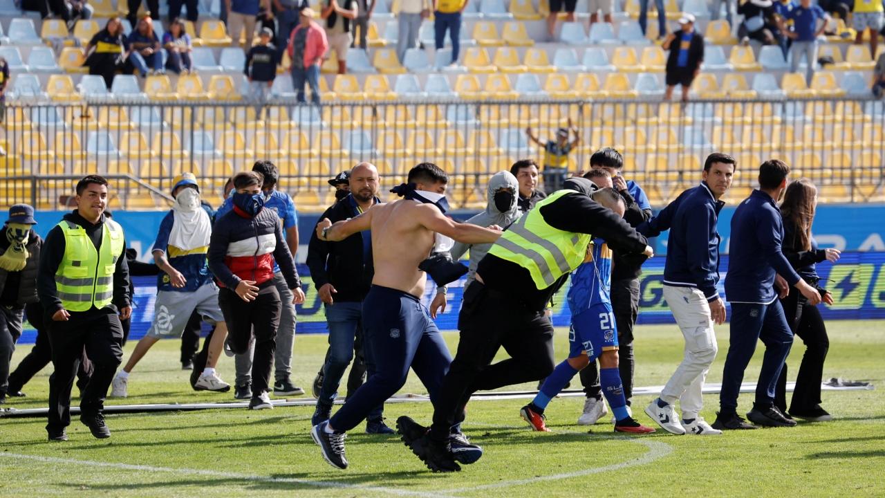 [Fotos] Así fue la invasión a la cancha en el duelo entre Everton y U Católica
