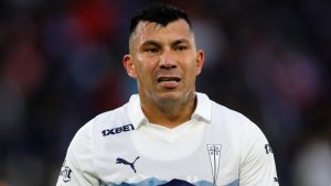 Duro golpe para U Católica: Gary Medel se va expulsado en el Clásico Universitario ante U de Chile
