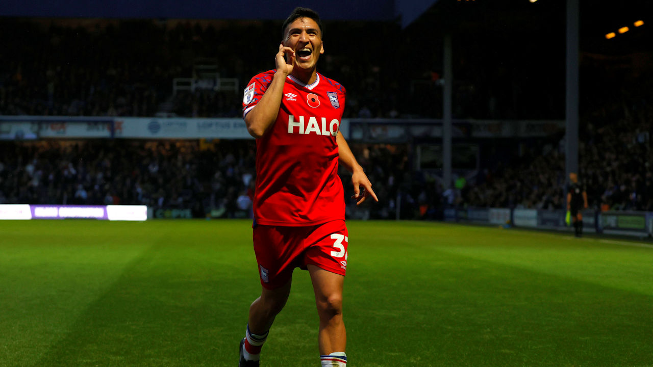 Marcelino Núñez brilla con inaudito doblete en goleada de Ipswich Town: Uno es para enmarcar