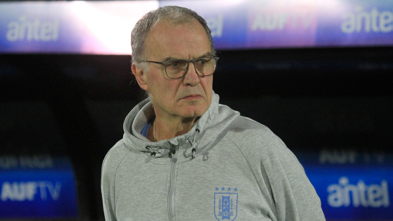 ¿Sigue o no? La decisión que tomó Bielsa tras el 5-1 que sacudió a Uruguay