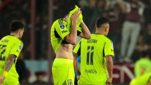 Las lesiones no dejan en paz a U de Chile: un referente salió en camilla ante O’Higgins