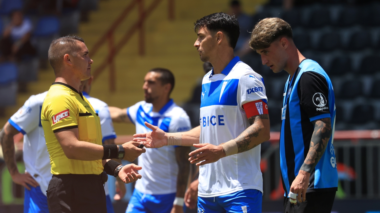 U Católica va con todo: el argumento que podría revertir la amarilla de Zampedri