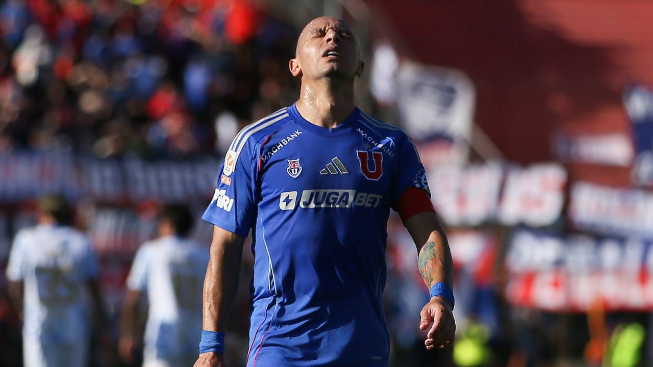 Preocupación en la U de Chile: Marcelo Díaz reaparece en muletas y enciende las alarmas