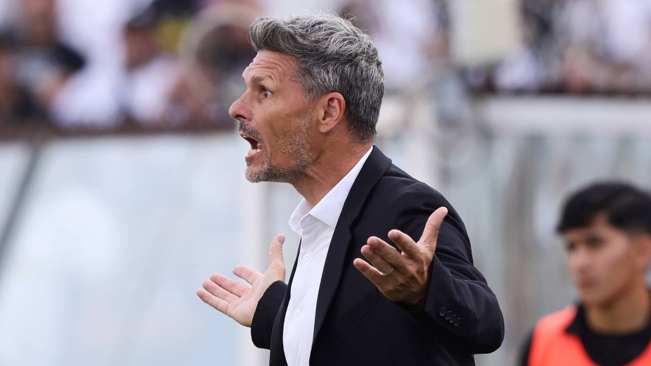 Colo Colo podría sufrir un nuevo portazo: el defensor que pidió Fernando Ortiz se acerca a Perú