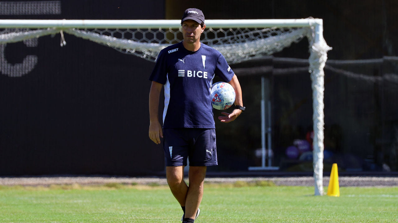 Daniel Garnero comienza a resignarse por el destino de uno de sus regalones en la UC: “Hay dificultades”