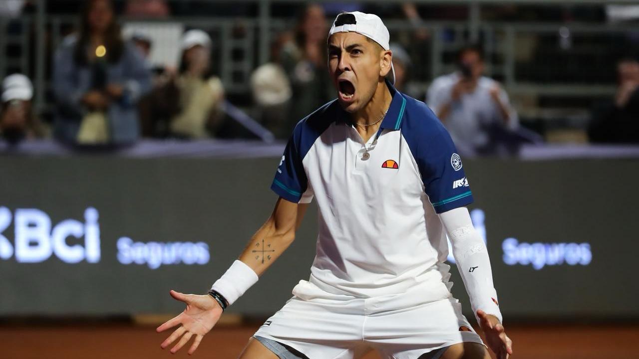 Alejandro Tabilo saca la cara por Chile: avanza a cuartos en el ATP de Santiago