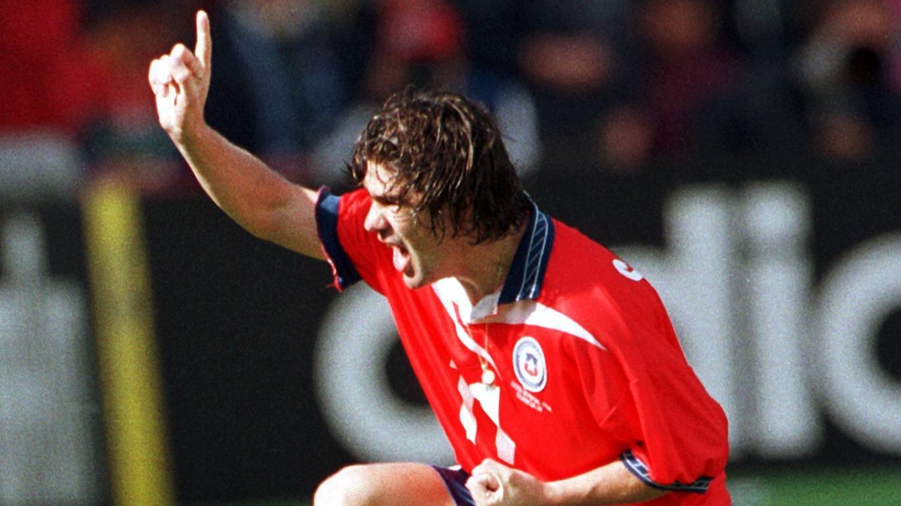 Atacante del Arsenal celebra su renovación con gesto del Matador Salas