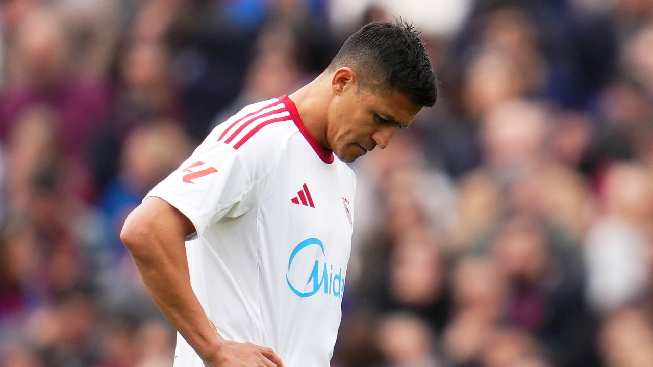 Sevilla de Alexis Sánchez y Suazo cae a zona de descenso y estalla la tensión con hinchas