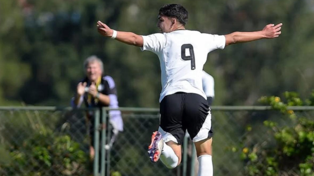 Se va de Colo Colo: El goleador de 15 años que firma en Brasil sin debutar en el club