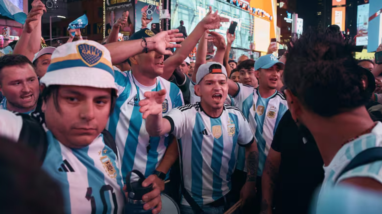 ¡Batalla campal en Nueva York! Hinchas de Argentina y Argelia a los golpes