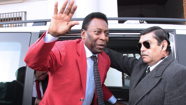 Pelé se recupera de cirugía en hospital de Sao Paulo