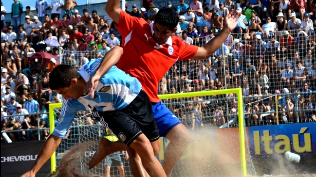 Chile cayó ante Argentina, pero continúa como líder en el fútbol playa