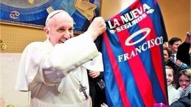 Papa Francisco recibió camiseta enviada por San Lorenzo