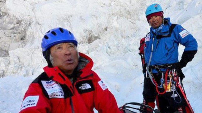 Japonés se convirtió en el hombre más anciano en escalar el Everest