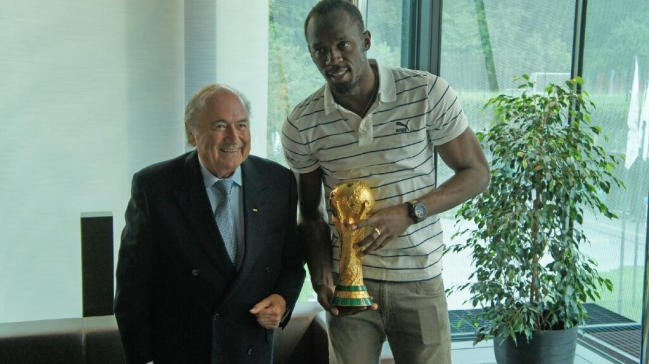 Usain Bolt visitó la FIFA y se fotografió junto a la Copa del Mundo