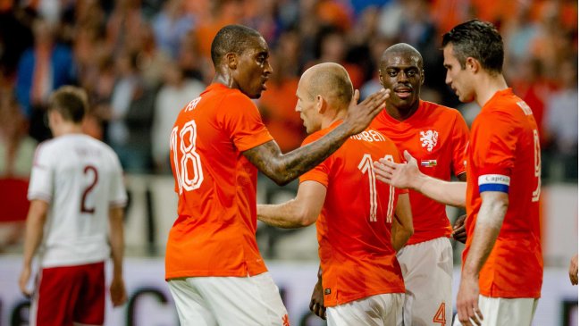 Holanda venció a Gales, pero su preocupación es Van Persie