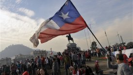 Incidentes aislados se registraron en Plaza Baquedano tras partido de Chile