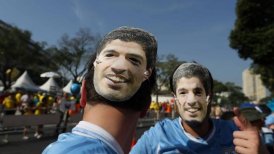 Hinchas uruguayos son obligados a salir del Maracaná por usar máscaras de Luis Suárez