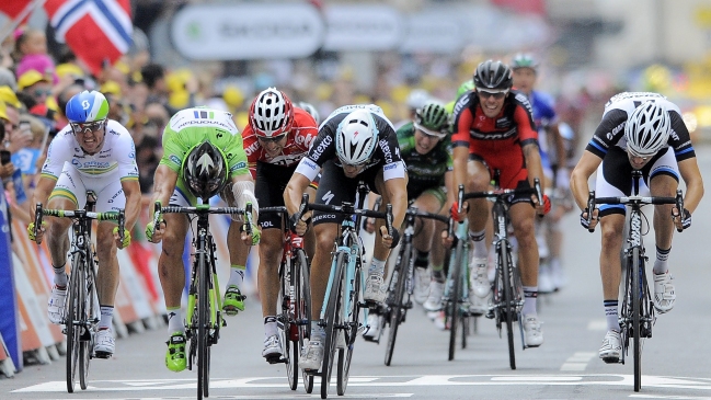 Matteo Trentin ganó un estrecho embalaje en séptima etapa del Tour