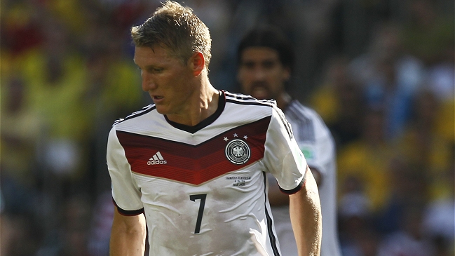 Borussia Dortmund respondió con ironía a cánticos que profirió Bastian Schweinsteiger