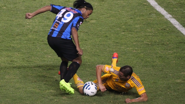 Ronaldinho falló un penal en su estreno con derrota en Querétaro