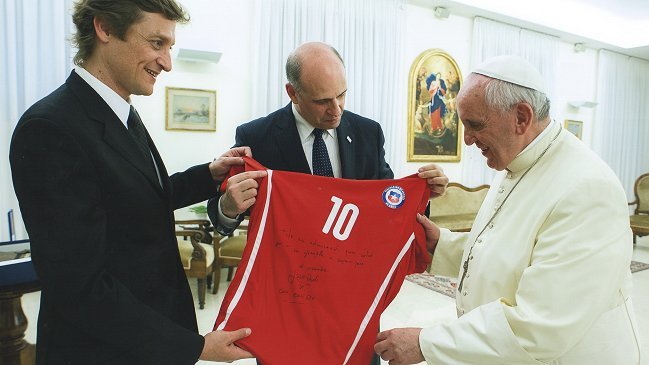 Papa Francisco recibió camiseta chilena firmada por Jorge Sampaoli