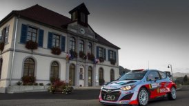 Jari-Matti Latvala sigue líder en el Rally de Francia