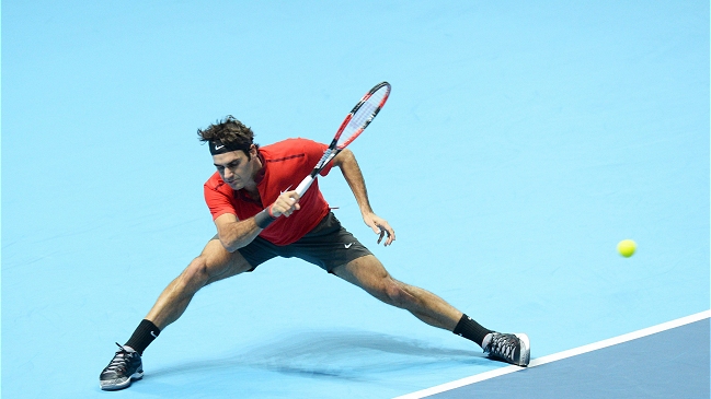 Federer batió con solvencia a Raonic en el Masters de Londres
