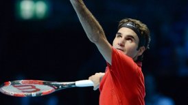 Federer se acercó a semifinales en el Masters de Londres tras batir a Nishikori