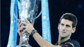 Novak Djokovic levantó el título del Masters de Londres tras retiro de Roger Federer
