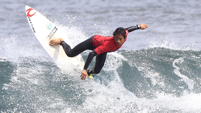 Rapa Nui Roberto Araki está en cuartos de final en Latinoamericano de Surf