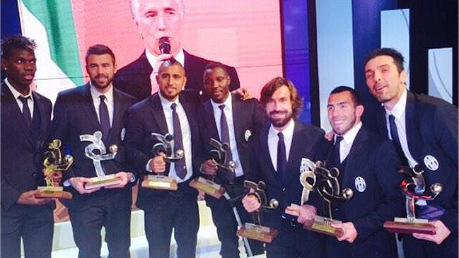 Arturo Vidal fue premiado como miembro del equipo ideal en la Gala del Calcio