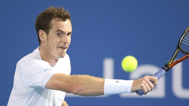 Andy Murray alzó el título en Abu Dhabi tras retiro de Novak Djokovic